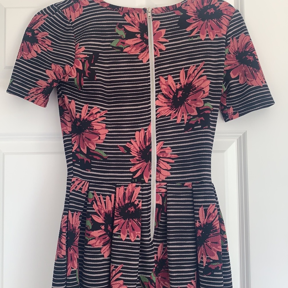 š XS Lularoe Amelia Floral Dress - Picture 6 of 7